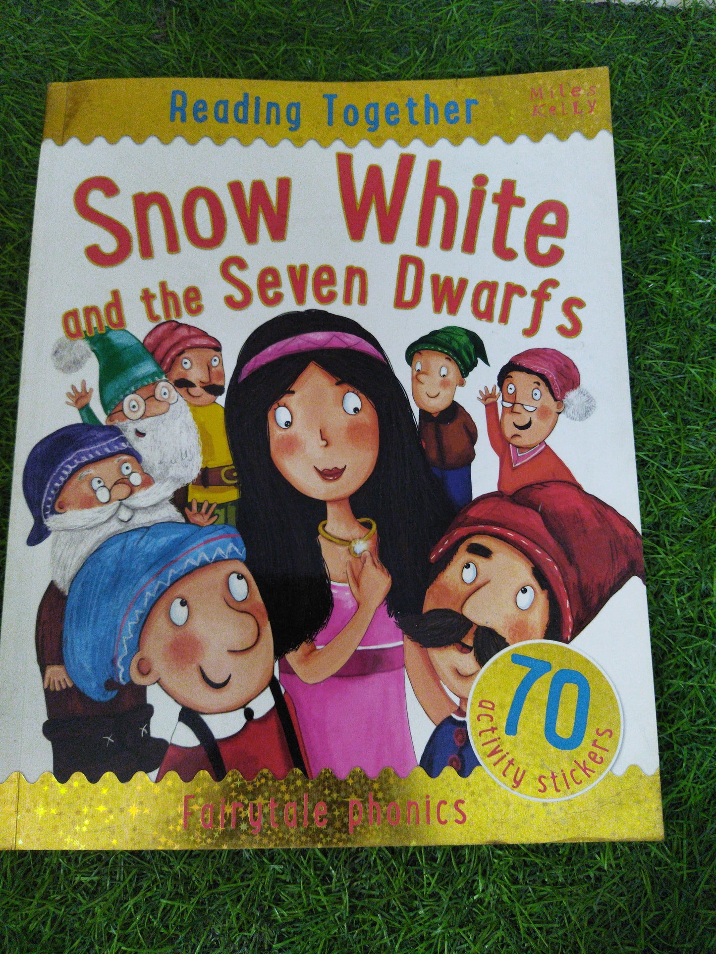 Reading Togrther Snow White and the seven Dwarfs Fairy Tale Phonics 70 activity stickers